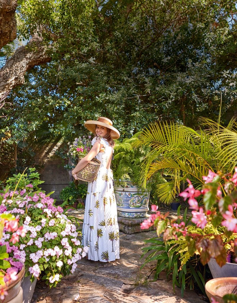 Paula Babiano con las flores de su jardín