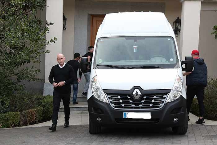 Edmundo Arrocet vuelve a casa de María Teresa Campos con el camión de la mudanza