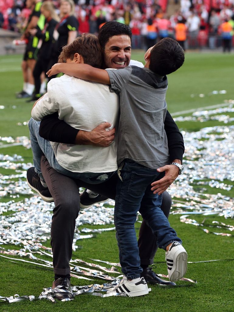 Mikel Arteta celebra con ssu hijos la victoria de la Supercopa