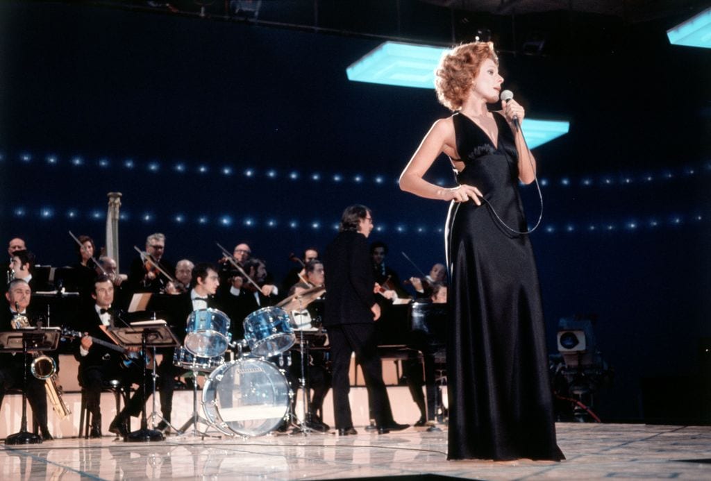 ornella Vanoni en un concierto con orquesta