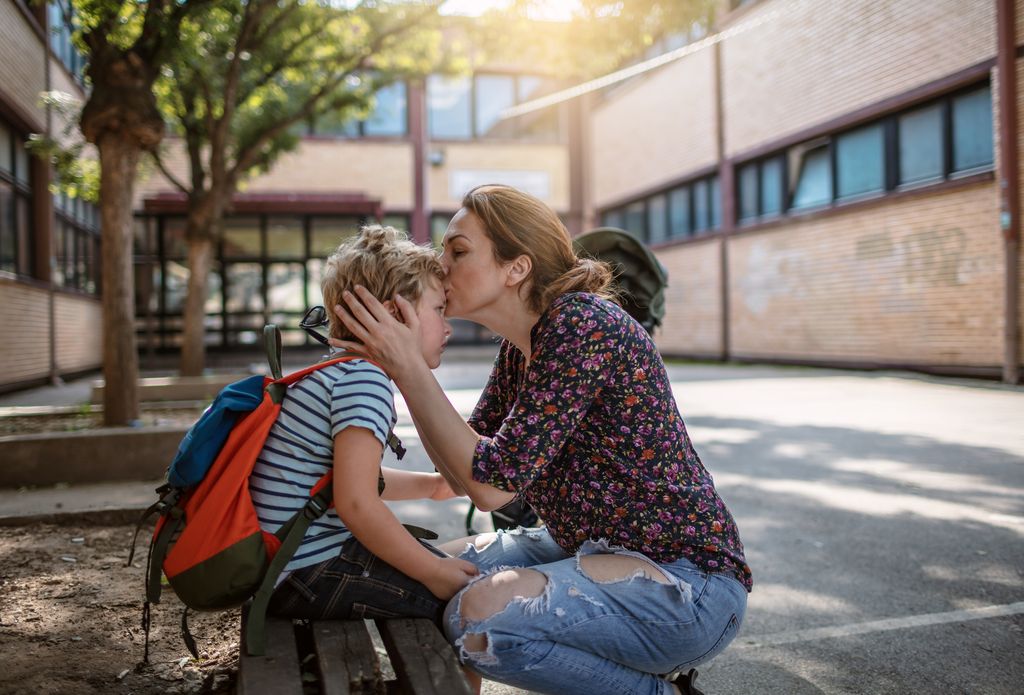 Madre da un beso a su hijo antes de entrar en el colegio