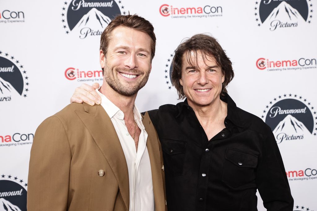Glen Powell y Tom Cruise, en el CinemaCon de Las Vegas