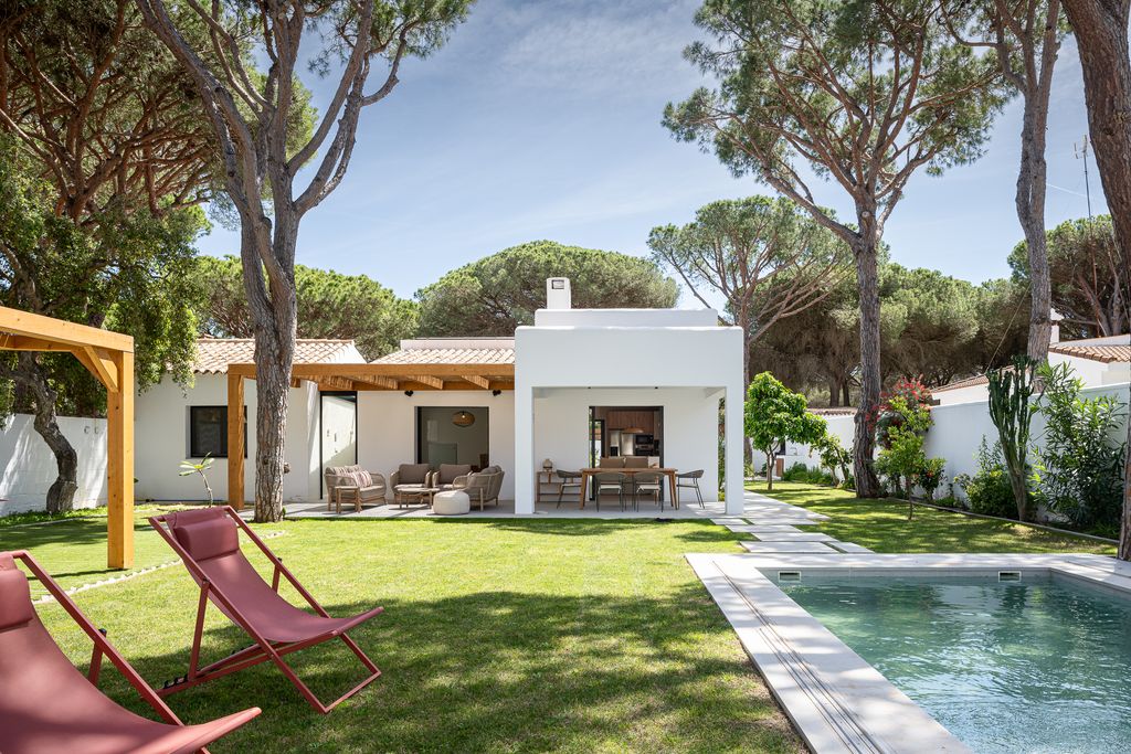 Casa con jardín y piscina