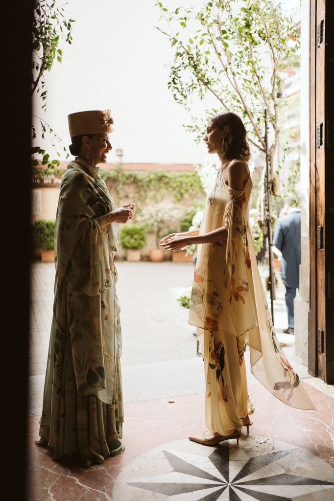 Madrina de boda con look de Colima y sombrero con flor
