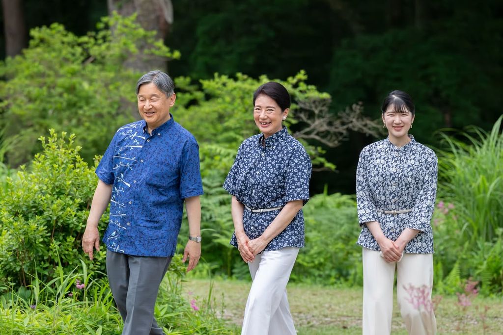 Los emperadores Naruhito y Masako, junto a su única hija, la princesa Aiko, reciben a la prensa en su tradicional retiro de verano