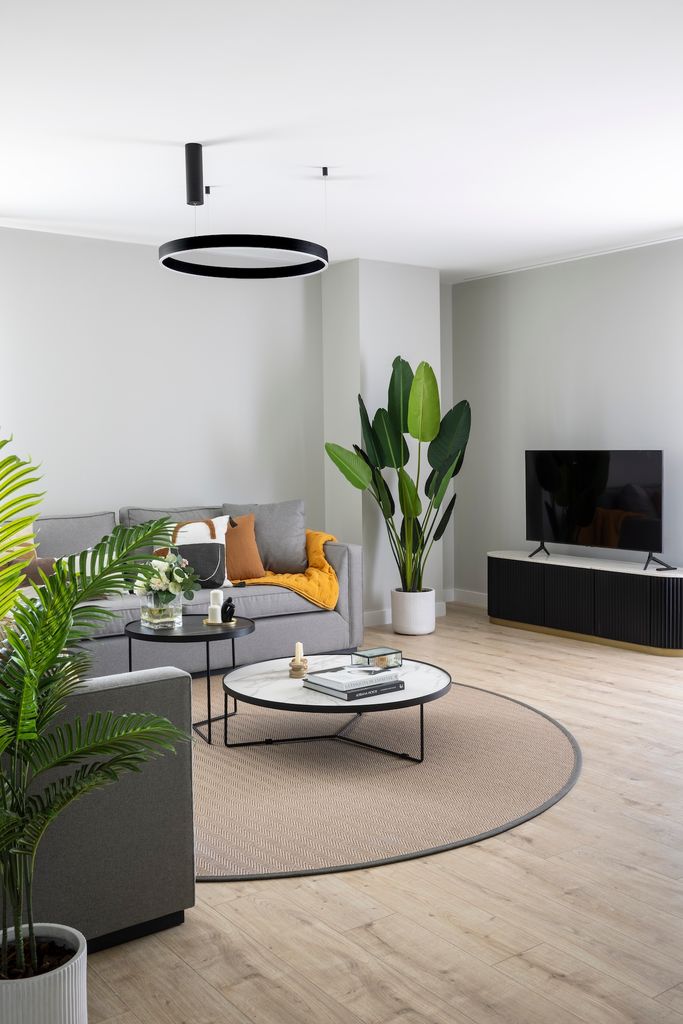 Salón con plantas grandes.