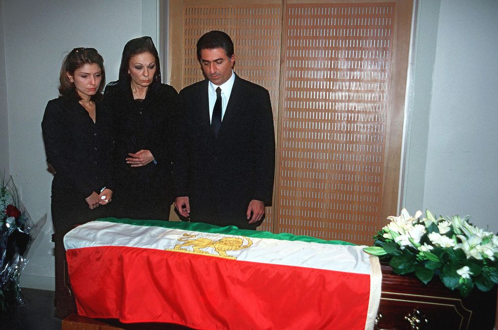Farah Diba con su hijo, el príncipe Reza y su esposa, la princesa Yasmine, junto al féretro de Leila