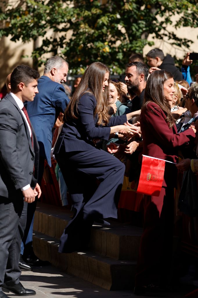 La princesa Leonor se sube a un altillo para saludar a los vecinos