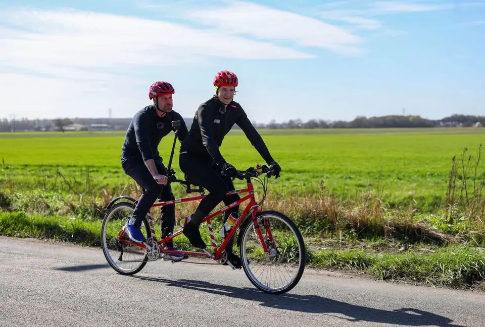 El príncipe Guillermo se unió a Greg James en su desafío ciclista