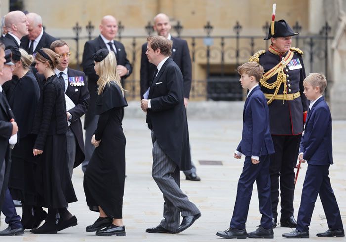  Laura Lopes y Tom Parker Bowles, hijos de Camilla, Reina Consorte, junto a sus hijos