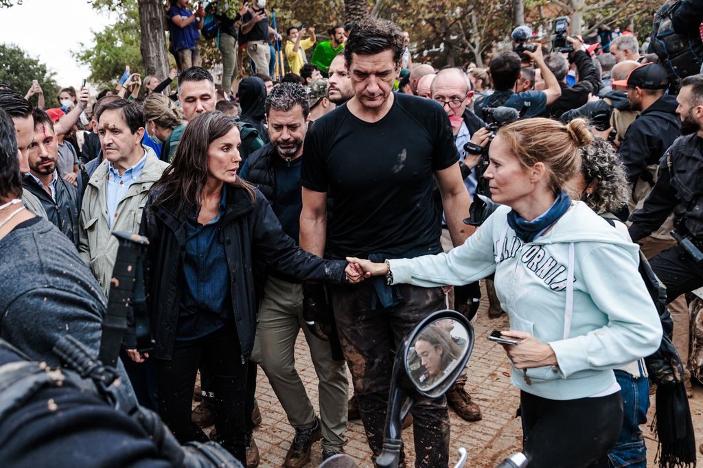 Reina Letizia dando animos a víctimas afectadas por la DANA