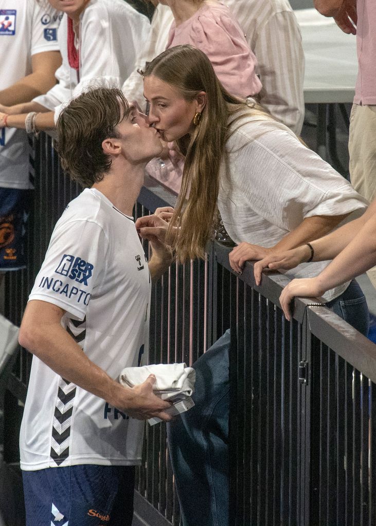Pablo y Johanna se besan tras el partido