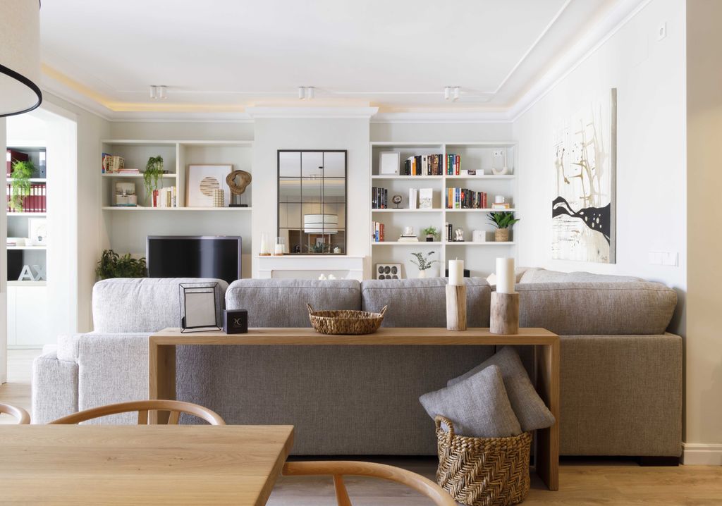 Salón con mueble detrás del sofá. 