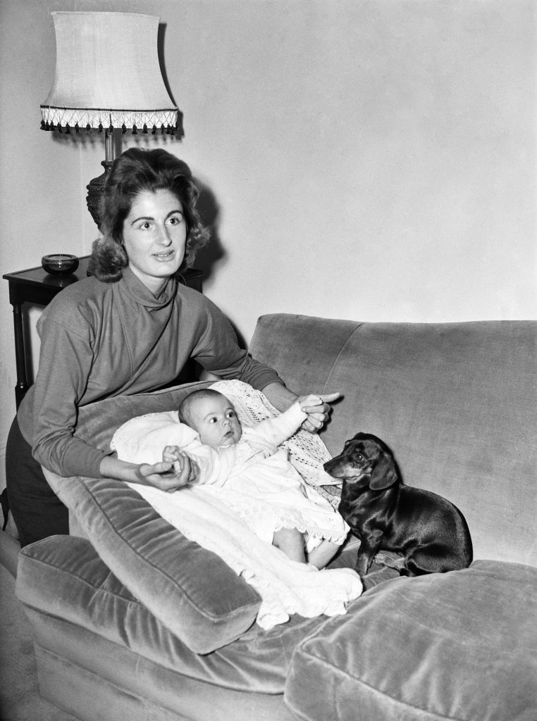 Lady Annabel con su primer hijo, Rupert