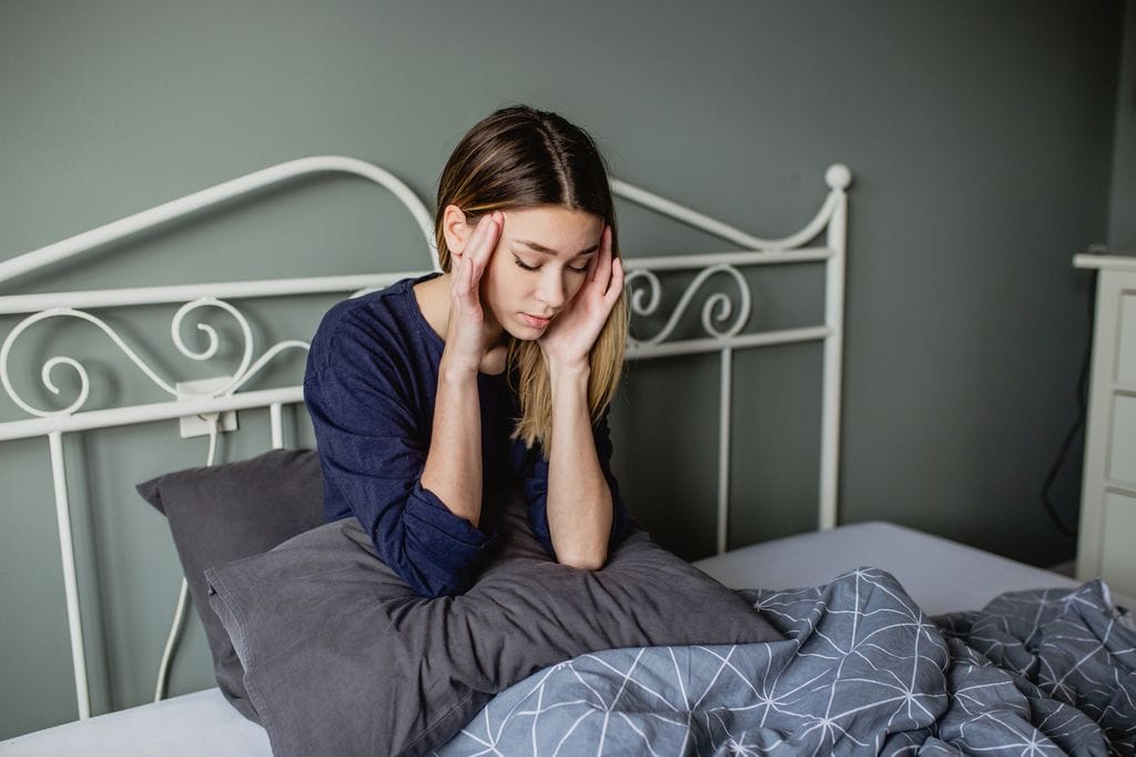 Mujer en la cama despierta después de una mala noche