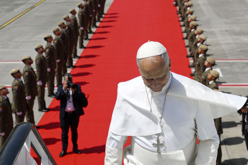 El Papa ascendiendo al avión de Iberia