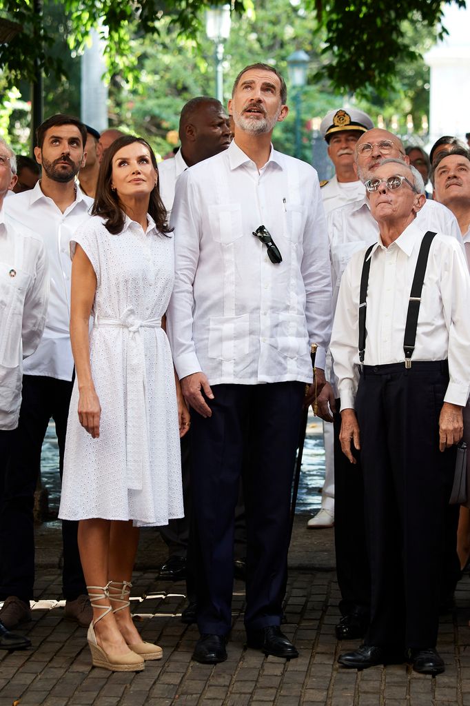 La reina Letizia, durante su visita a Cuba en 2019 con vestido blanco de Adolfo Domínguez.