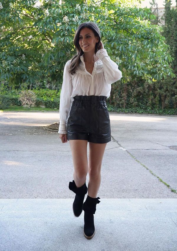 Ana Boyer estrena los bermudas de cuero que querrás esta primavera