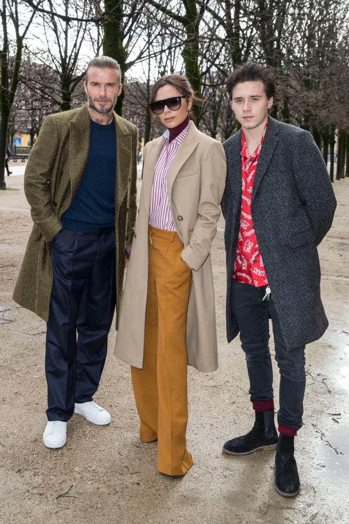 David y Victoria Beckham con su hijo Brooklyn en el desfile de Louis Vuitton en Paris, en enero de 2018
