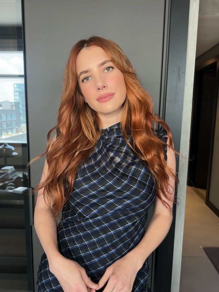 Emma Roberts en diciembre 2025 pelirroja