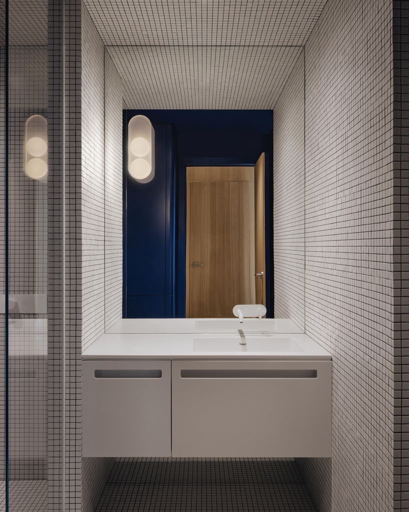 Baño decorado en blanco con mueble volado