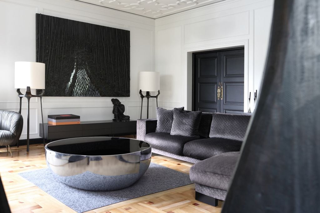 Predominio de colores grises en un elegante salón ideado por Anouk de Lesparda