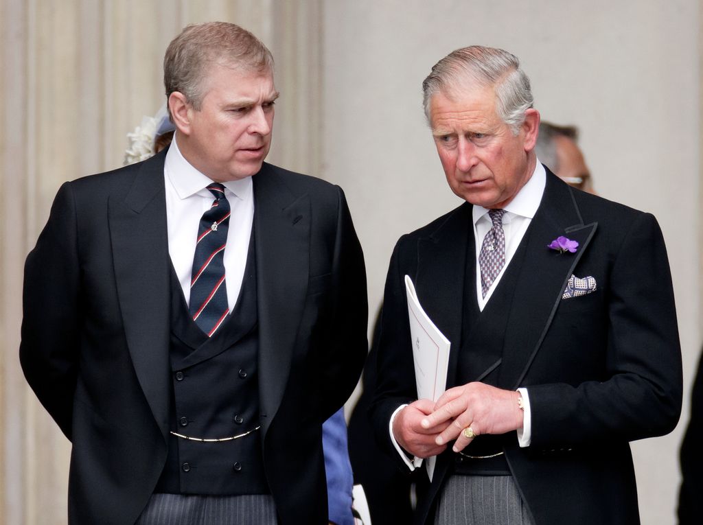 Andrés Mounbatten-Windsor con el rey Carlos III