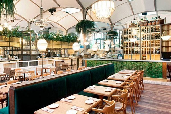 Decorado por el interiorista Lázaro Rosa-Violán y capitaneado por el chef Carles Tejedor, 'El Nacional' es el espacio gastronómico de moda en Barcelona
