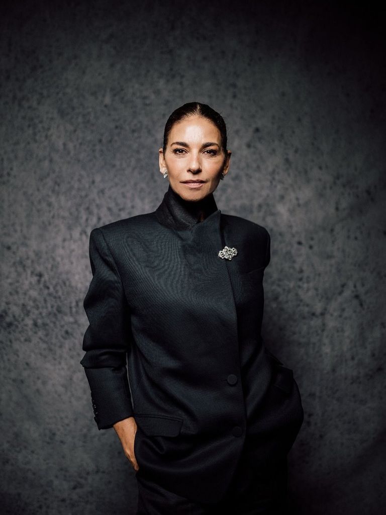 Mariló Montero con traje negro y broche.