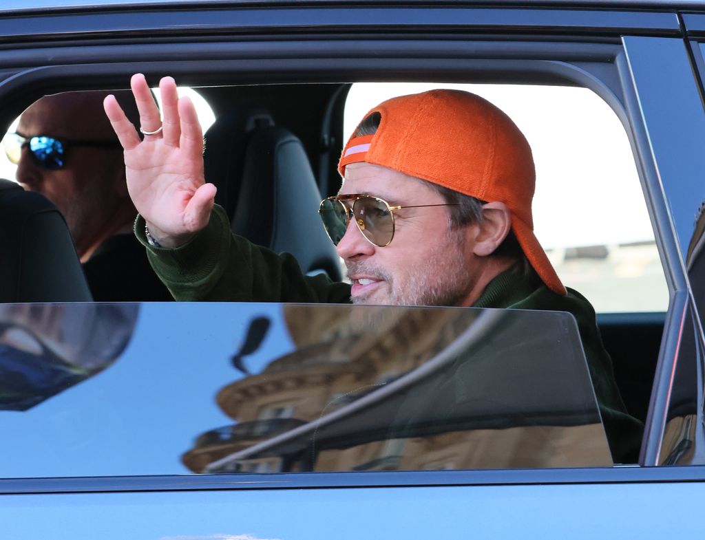 Brad Pitt saluda a los fans de San Sebastián desde el coche