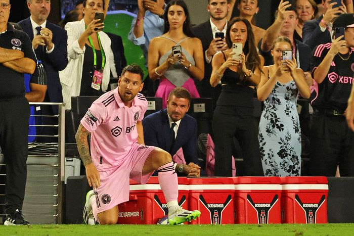 Messi, David y Victoria Beckham y su hija Harper 