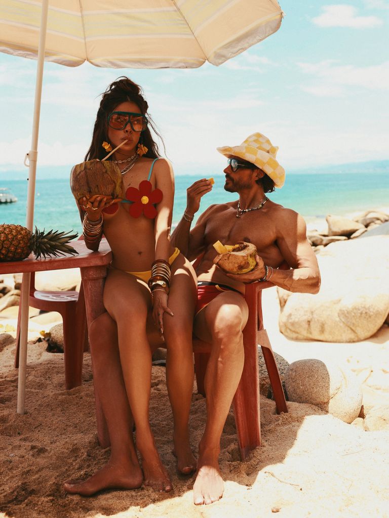 Galilea Montijo e Isaac Moreno elevan la temperatura desde la orilla del mar