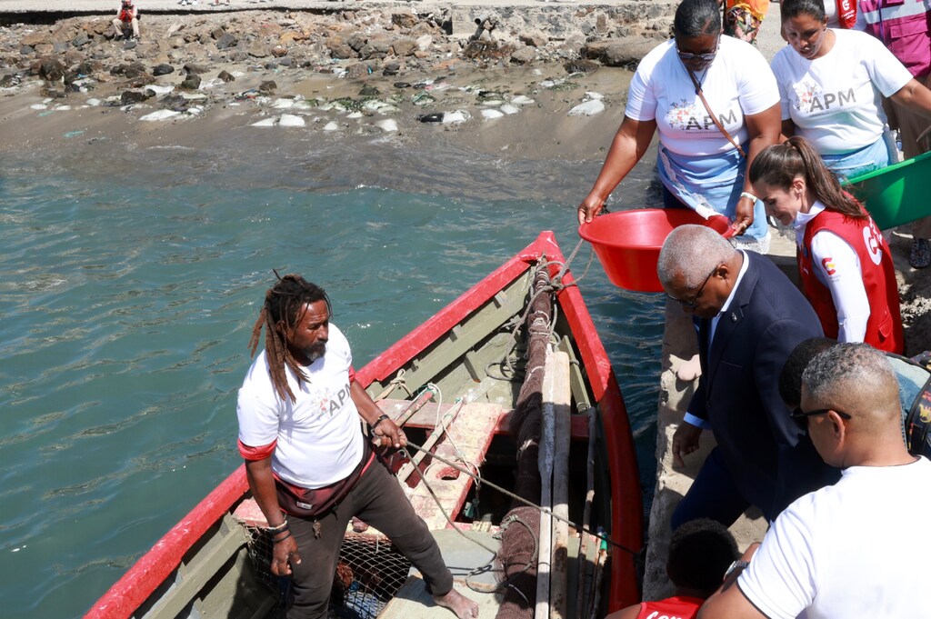 La Reina visita el Mercado do Peixe para desarrollar el proyecto de pesca artesanal sostenible e igualdad de género de la ONG Paz y Desarrollo.