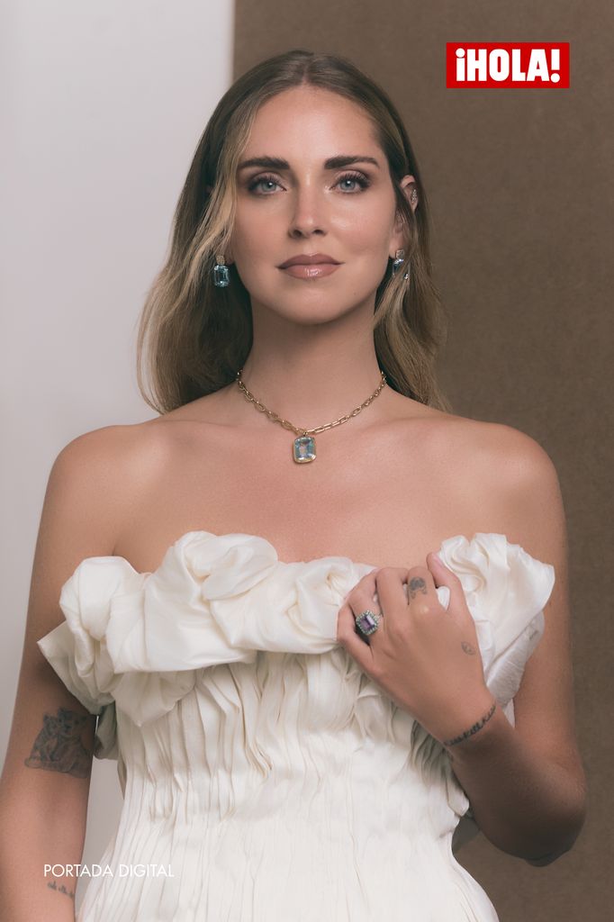 «Estoy en un momento de mi vida en el que empiezo a reunir las piezas. No todo está completamente arreglado, pero siento que voy por el camino correcto», cuenta Chiara, vestida con un diseño corto de ABL Studio y joyería de Daniela Califa.
