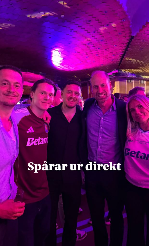 Imagen del príncipe Guillermo junto a miembros del Aston Villa