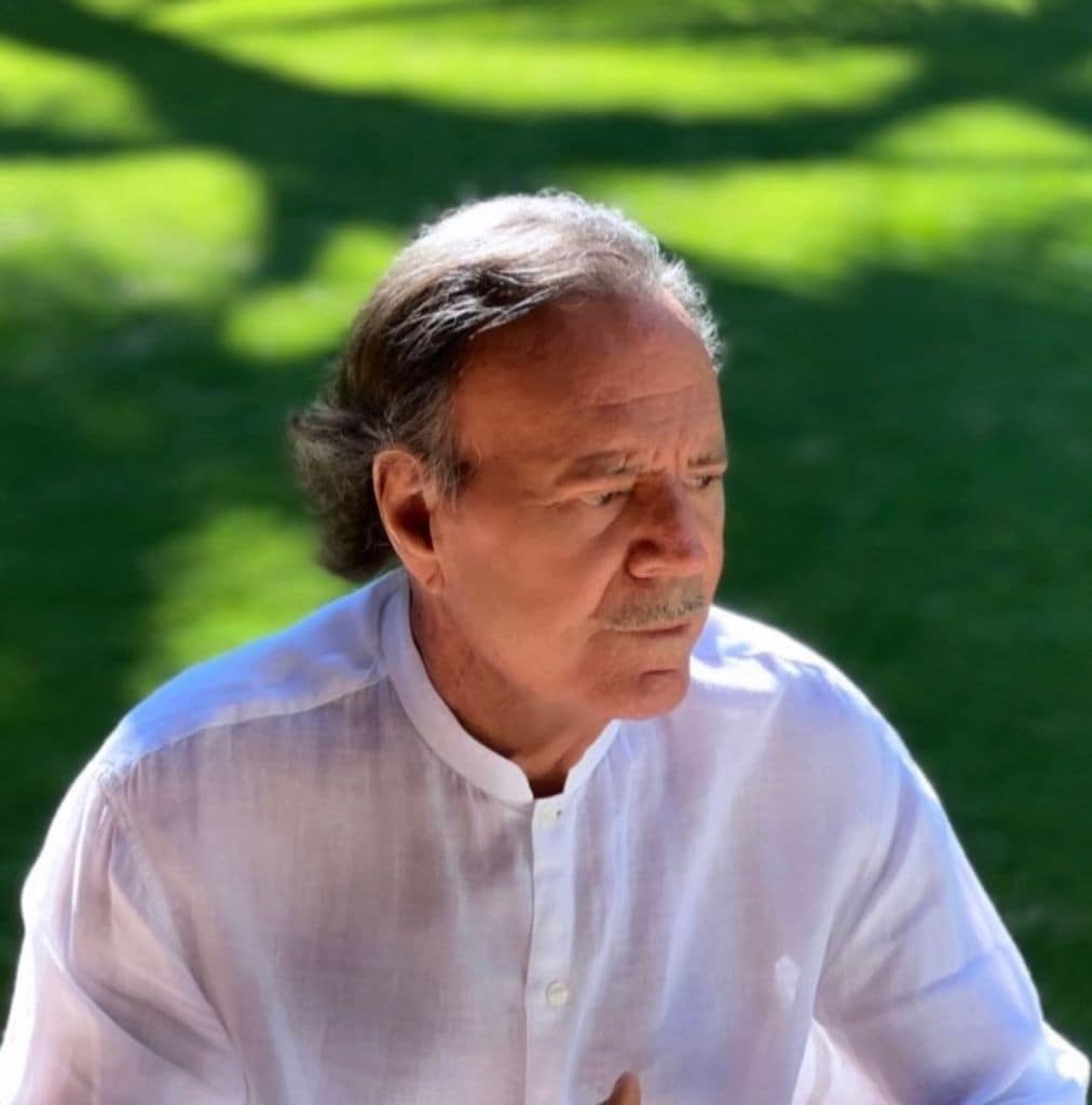 Julio Iglesias se refirió a las declaraciones de un amigo suyo respecto a un padecimiento que le afectaba la columna.