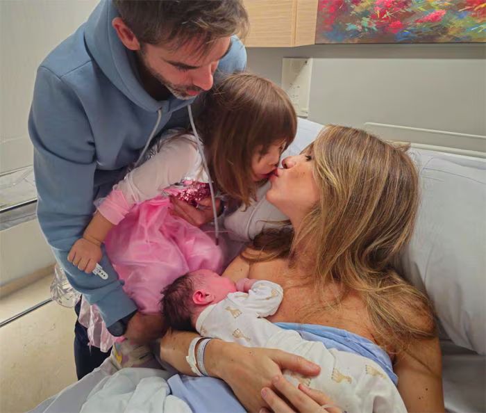 José Yélamo y Paula del Fraile con sus dos hijos