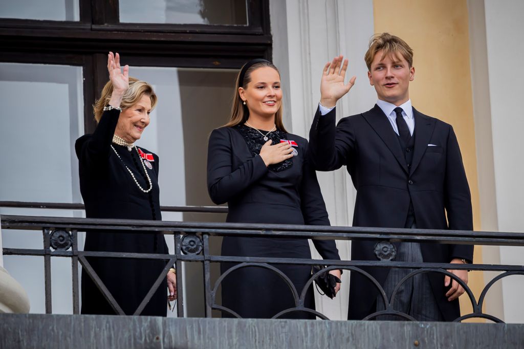 Ingrid de Noruega, como princesa heredera, saluda desde el balcón del Palacio Real de Oslo y se pone la mano en en el corazón como señal de agradecimiento por las muestras de cariño tras el funeral de Estado de su abulo, el rey Harald