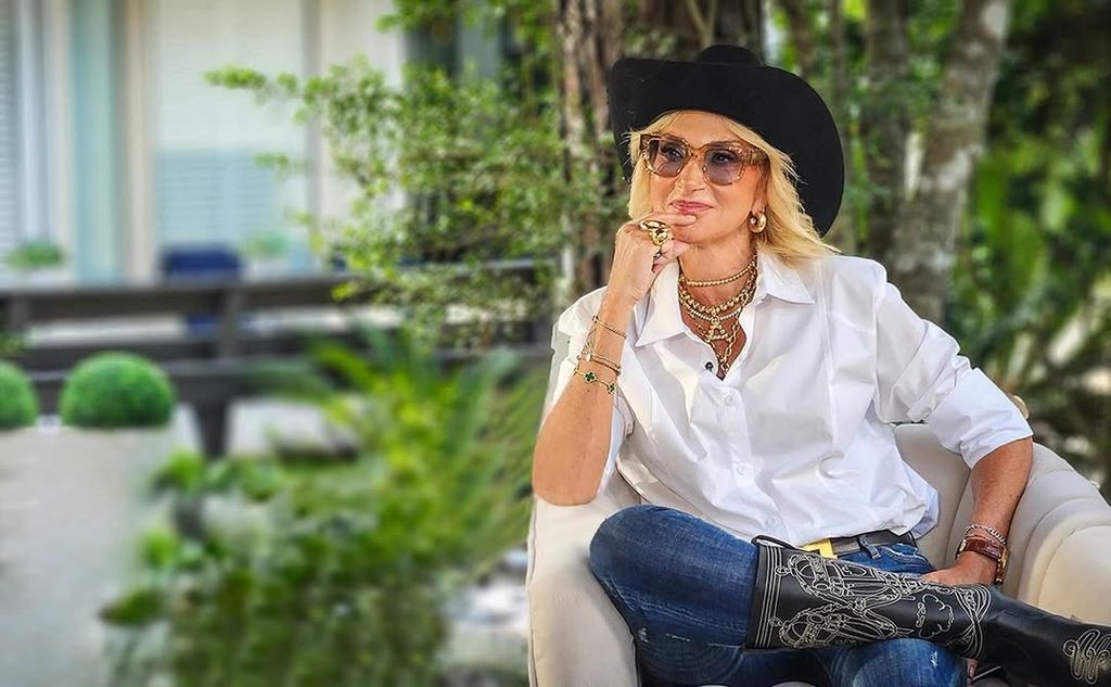 Adela Micha durante su entrevista con Christian Nodal