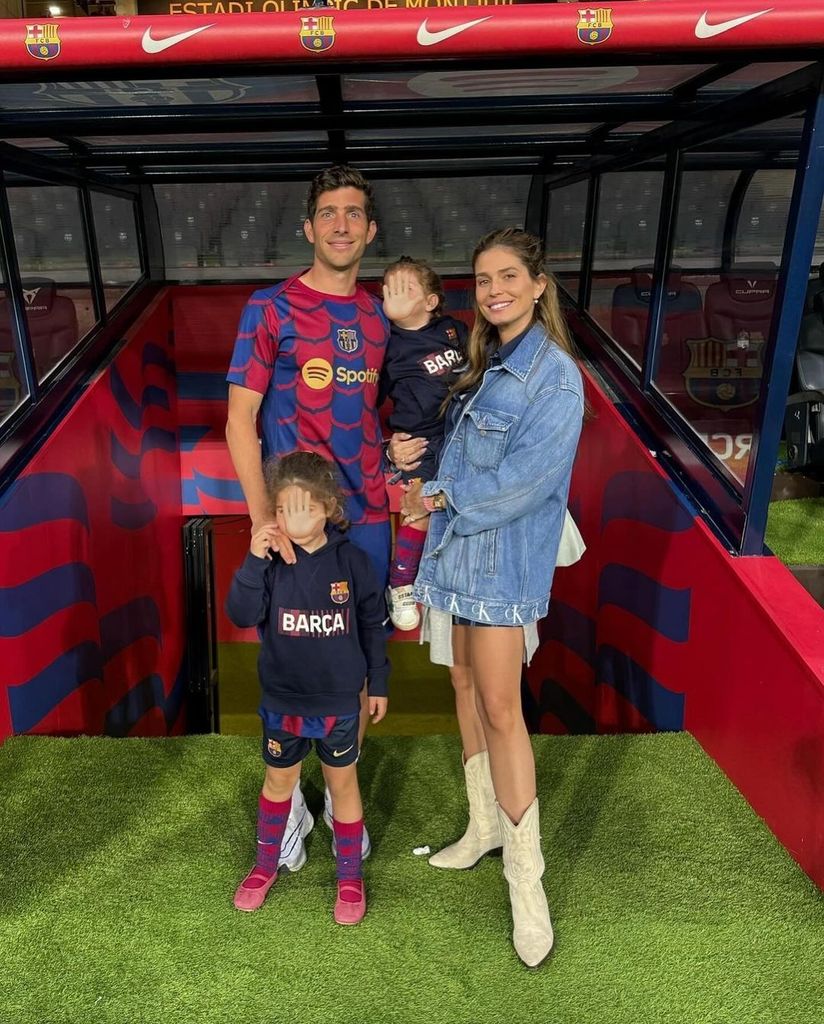 Coral y Sergi Roberto con sus hijos en el estadio de Montjuic