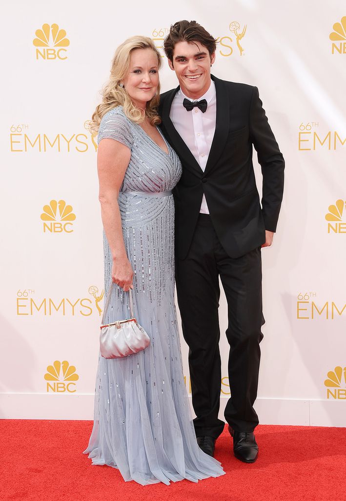 RJ Mitte consu madre Dyna en los Primetime Emmy Awards, en 2014, en Los Ángeles, California. 