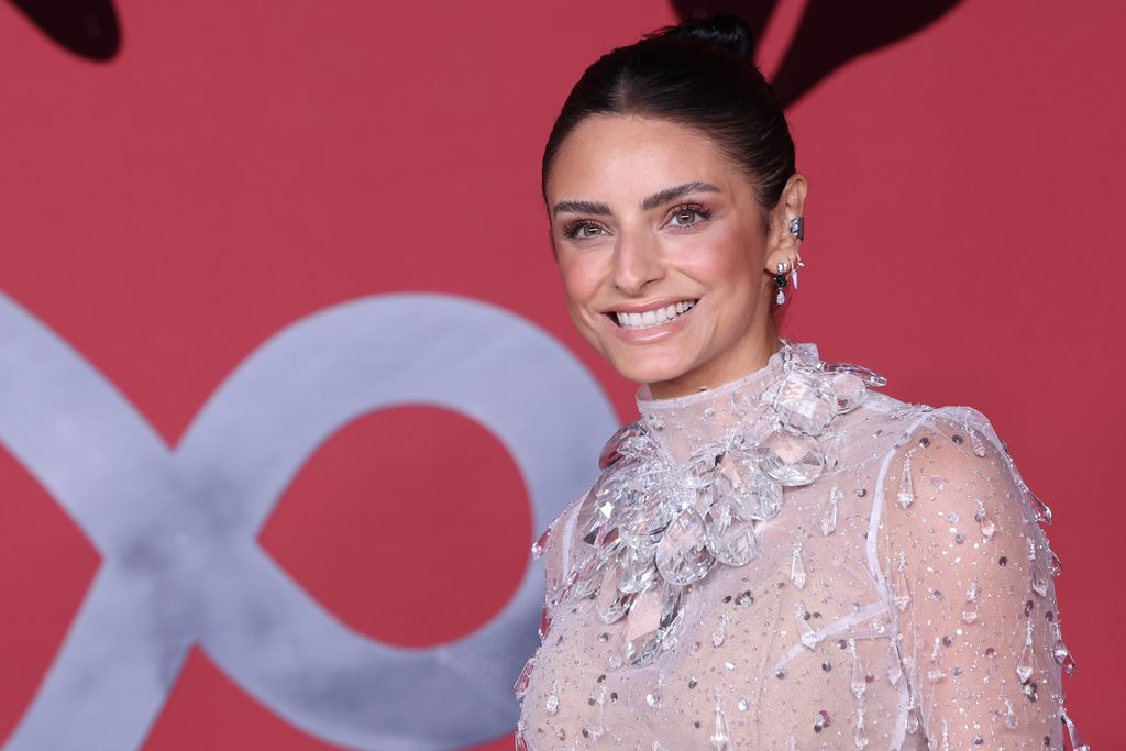 Aislinn Derbez en la Milan Fashion Week Womenswear Spring/Summer 2024.