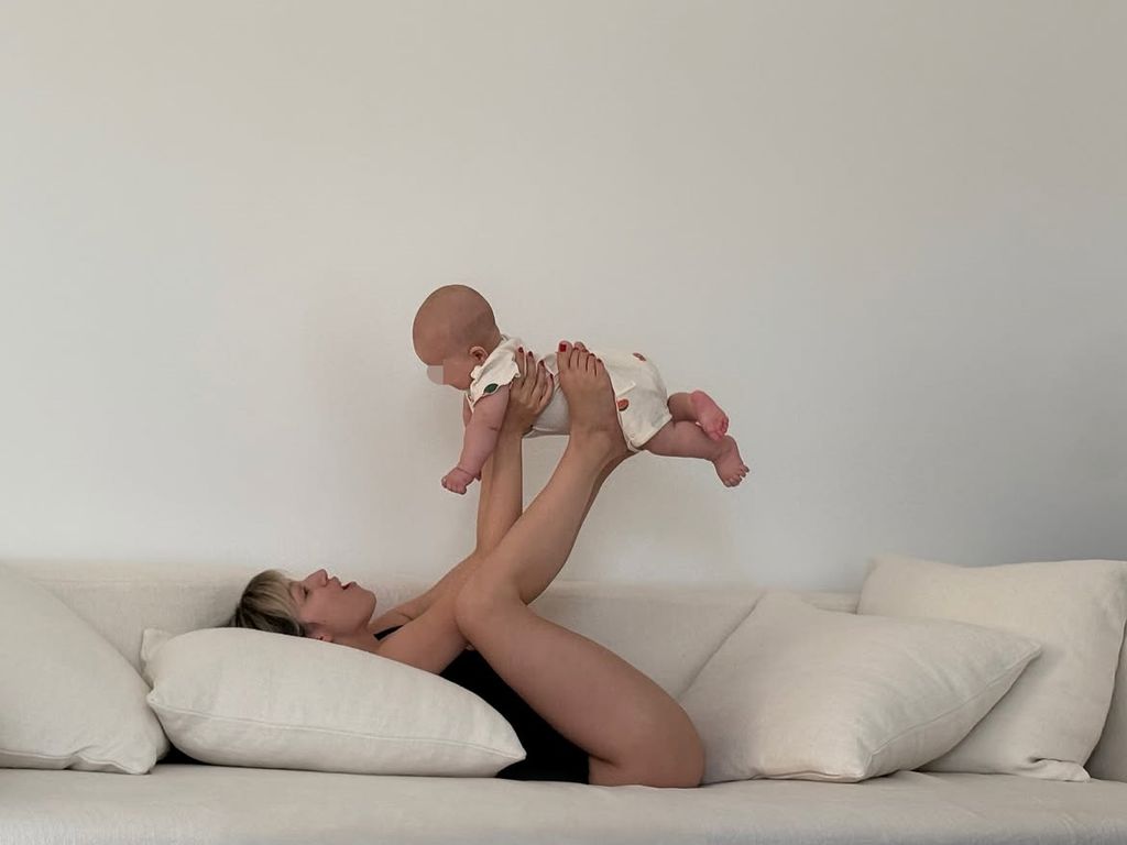 Úrsula Corberó jugando con su hijo Dante