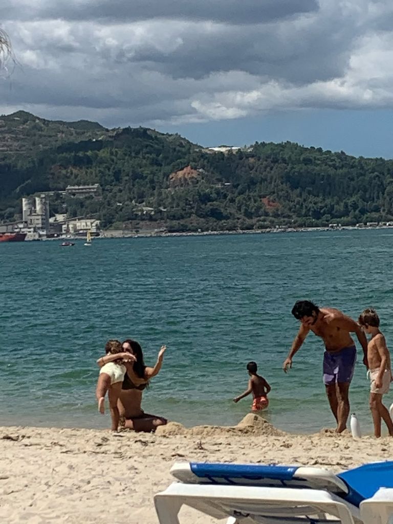 La familia ha sido el verdadero hilo conductor de las vacaciones de Lolita, que ha podido disfrutar de sus hijos, sus nietos, su hermana Rosario, sus sobrinos y amigos