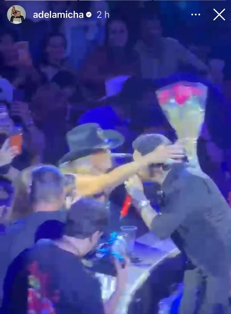 Adela Micha y Nodal se fundieron en un abrazo de amigos.