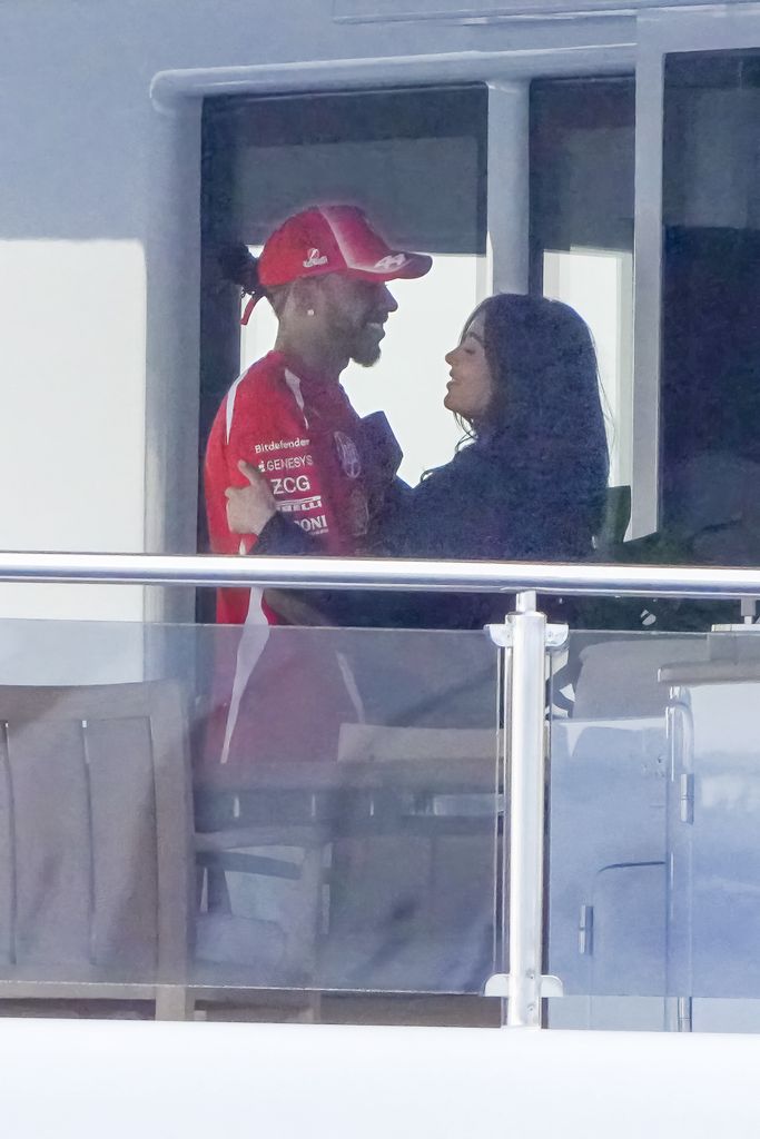 Kim Kardashian encontró su propia manera de celebrar la impresionante actuación de Fórmula 1 de Lewis Hamilton este fin de semana. Después de asegurar un impresionante segundo puesto, el piloto británico regresó a su yate de lujo donde una radiante Kim lo estaba esperando.