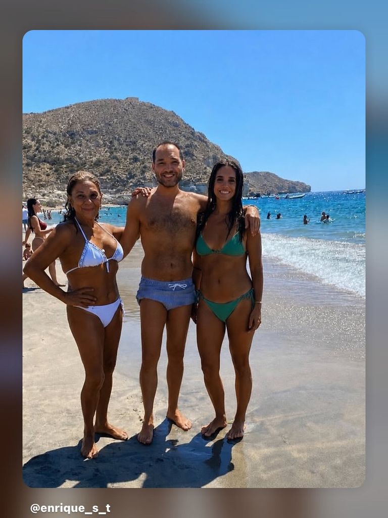 Lolita Flores, en sus vacaciones de verano junto a su hija, Elena Furiase, y su amigo Enrique Torres