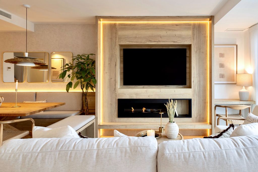 Salón abierto al comedor, un rincón de cocina y, tras el sofá, a la cocina