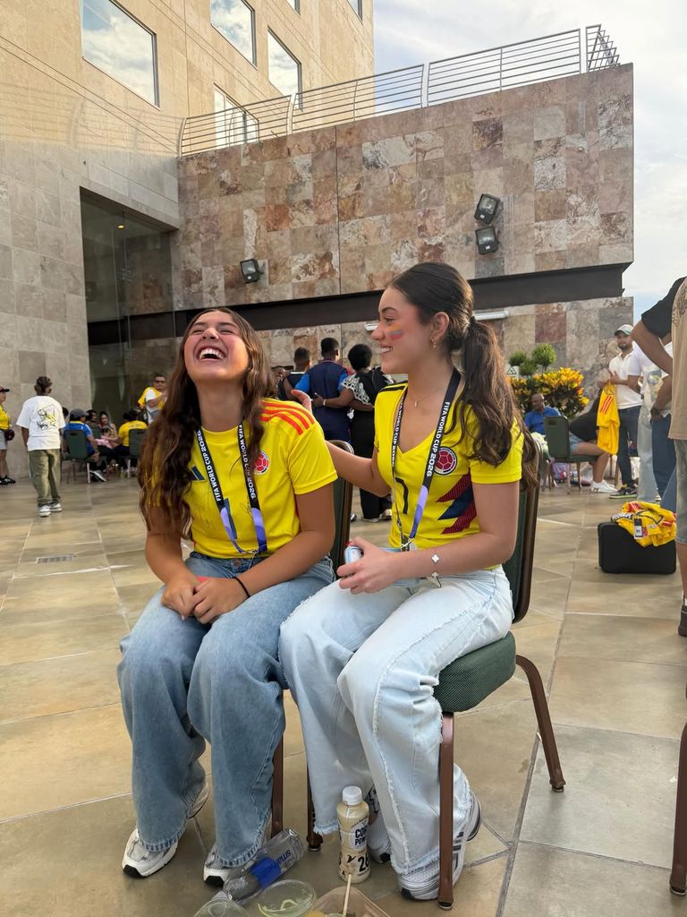 Salomé con su prima Dulce María en Guadalajara, apoyando a la Selección de Colombia.
