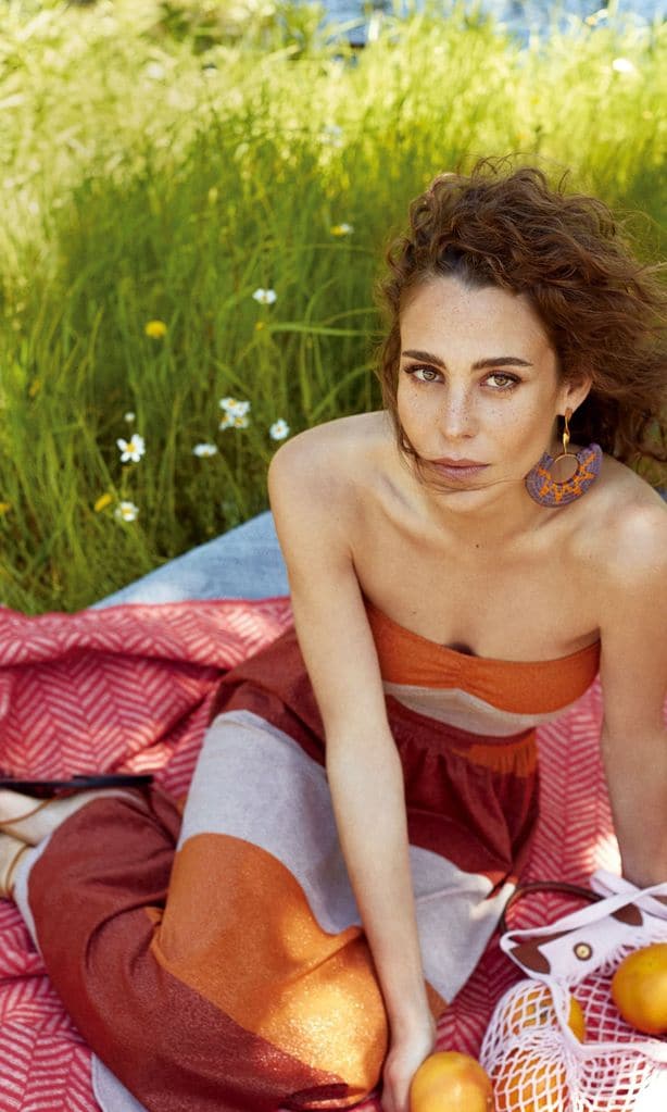 Virginia Trujilloy falda con estampado de rayas glitter, ambos de Marzia Genesi; sandalias, de Zara, y pendientes, de Bamboleira for Mimoki. Junto a ella, bolso, de Longchamp,y falda con estampado de rayas glitter, ambos de Marzia Genesi; sandalias, de Zara, y pendientes, de Bamboleira for Mimoki. Junto a ella, bolso, de Longchamp,